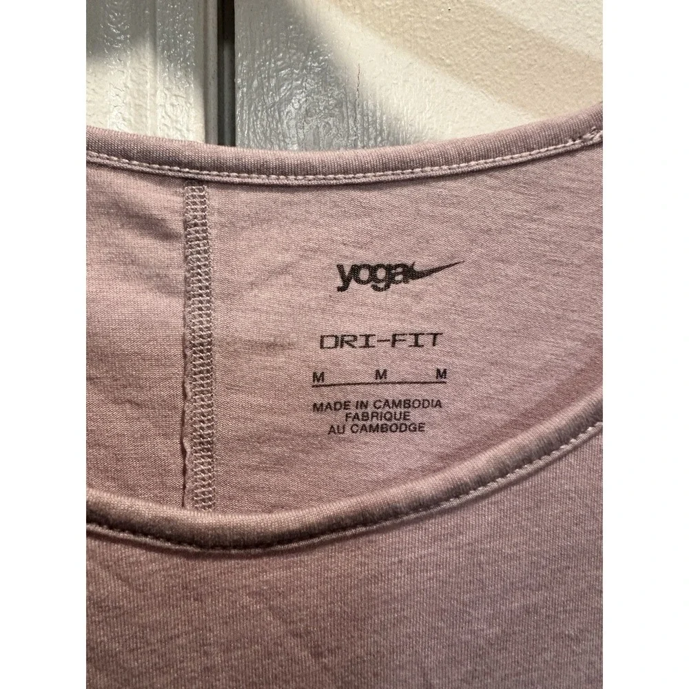 Nike‎ Yoga Light Purple Tee Medium